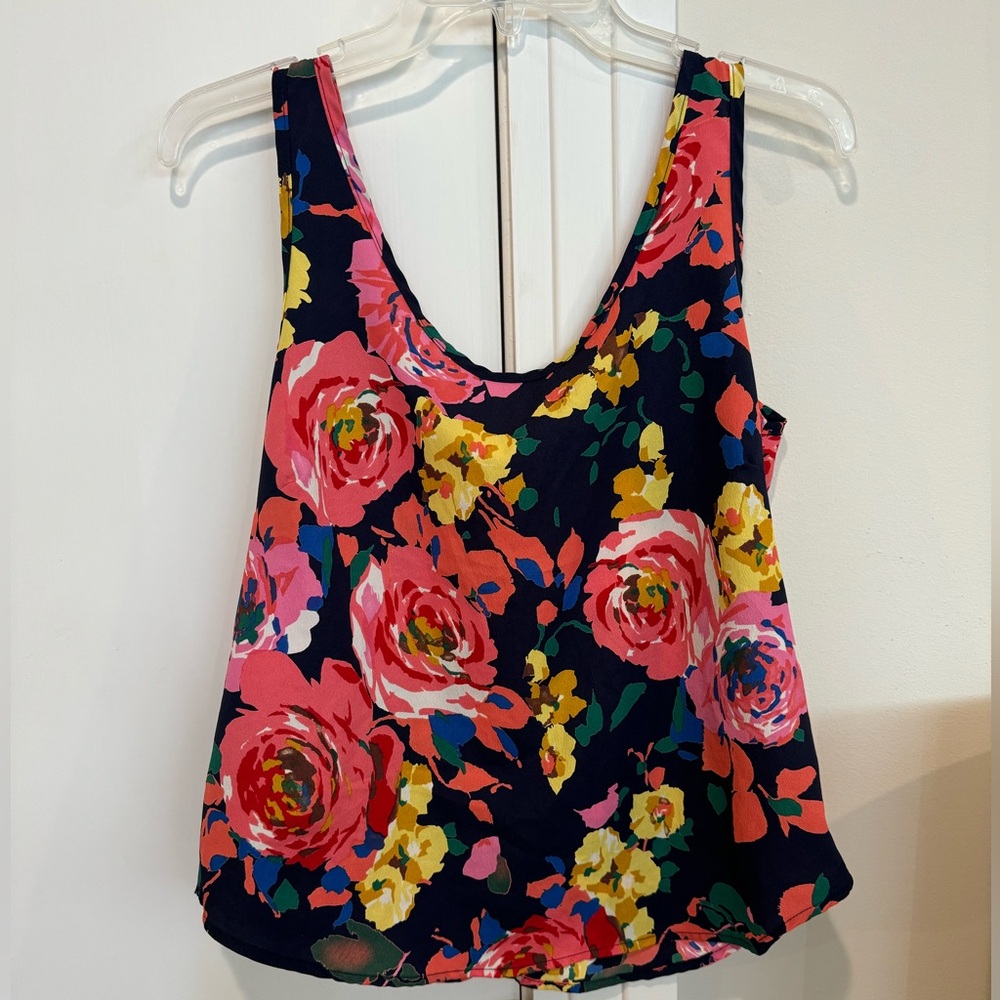 Floral tank with zipper. 🌸🌺🌼